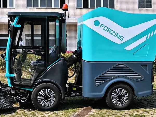 工廠內(nèi)的狹窄過道、廠區(qū)內(nèi)的綠道，純電動掃路機都能輕松清掃
